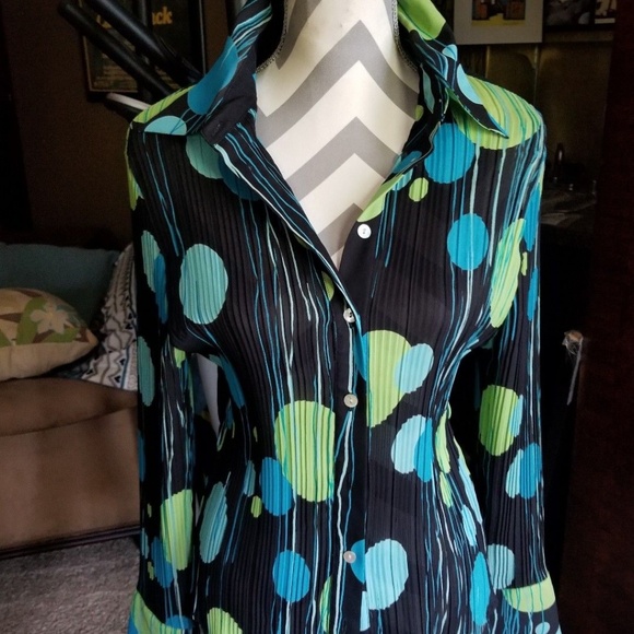 Hi! Welcome to Bootsie's Closet! - Picture 2 of 5